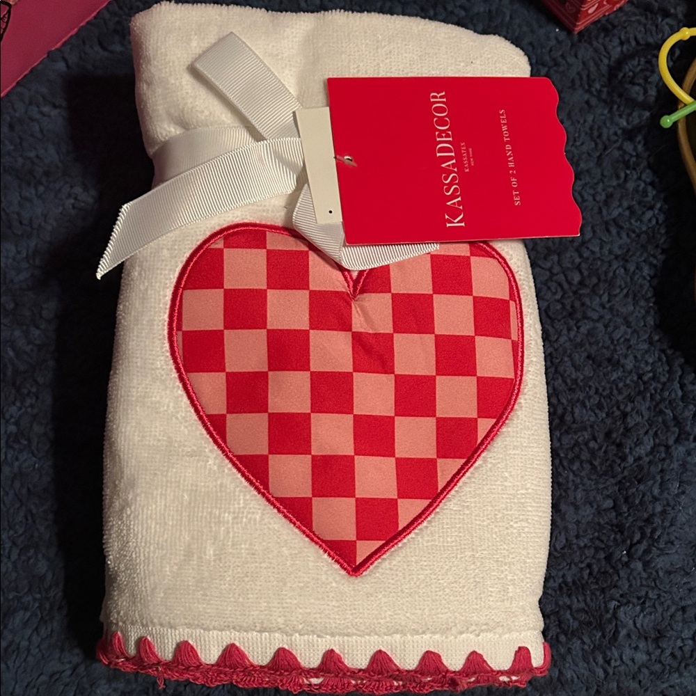 Kassa Decor White with Pink Checkered Heart Valentine’s Day Hand Towel Set of 2